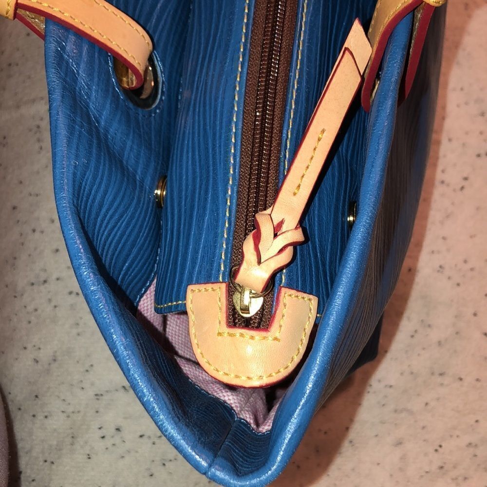 Dooney & Bourke Aqua Blue Tan Red Wavy Textured Leather Tote Purse - Picture 9 of 16